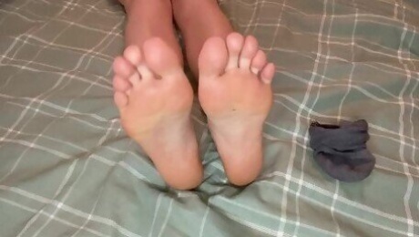 Perfect feet. beautiful toes. I'm waiting for you from work to lick and suck my fingers